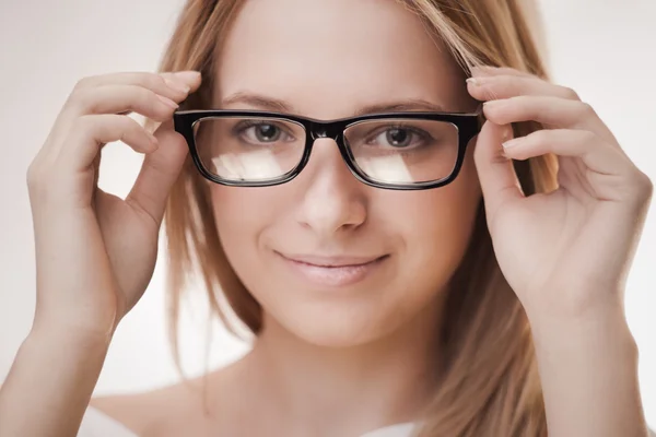 안경을 착용 하는 귀여운 여자 — 스톡 사진