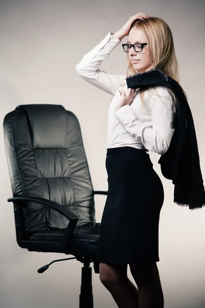 Senhora de negócios com óculos com dor de cabeça — Fotografia de Stock