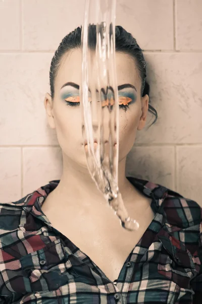 Retrato de menina jovem com água — Fotografia de Stock