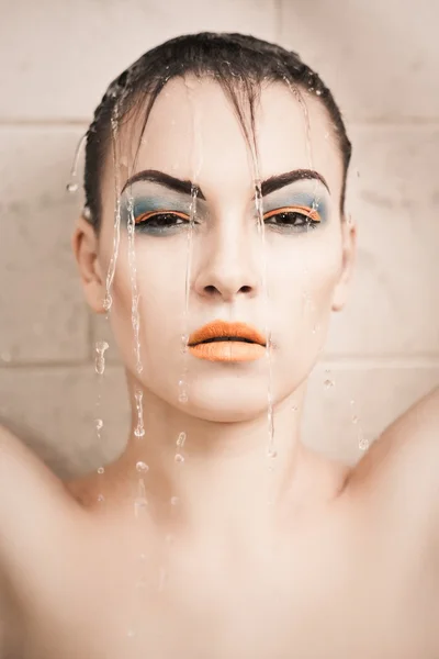 Jong meisje portret met water — Stockfoto