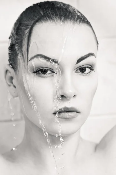 Ritratto ragazza con acqua — Foto Stock