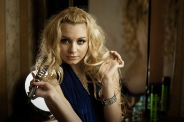 Genç sarışın ayna