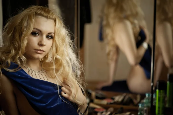 Молодая блондинка над зеркалом — стоковое фото