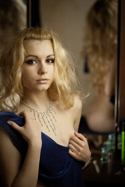 Ung blond över spegeln — Stockfoto