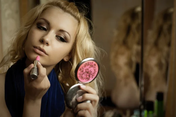 Jonge blonde over de spiegel — Stockfoto