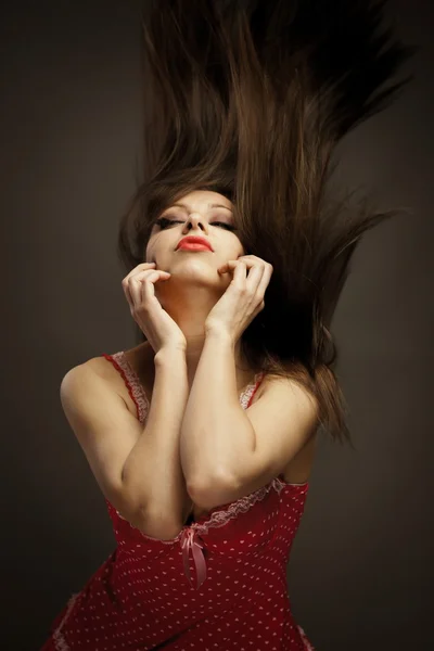 Танцююча дівчина брюнетка — стокове фото