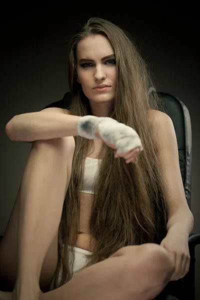 長い髪の美しさの拳 — ストック写真