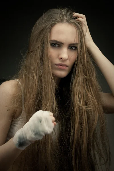 Belleza de pelo largo con los puños — Foto de Stock