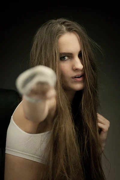 Beleza de cabelos compridos com os punhos — Fotografia de Stock
