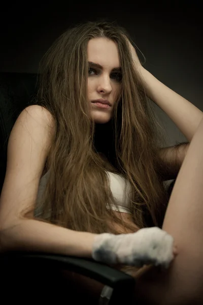 Yumruk ile uzun saçlı güzellik — Stok fotoğraf