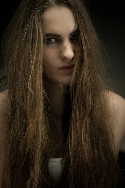주먹으로 긴 머리 아름다움 — 스톡 사진