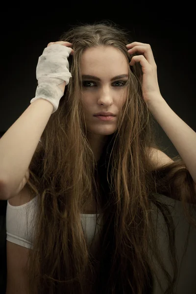 Yumruk ile uzun saçlı güzellik — Stok fotoğraf