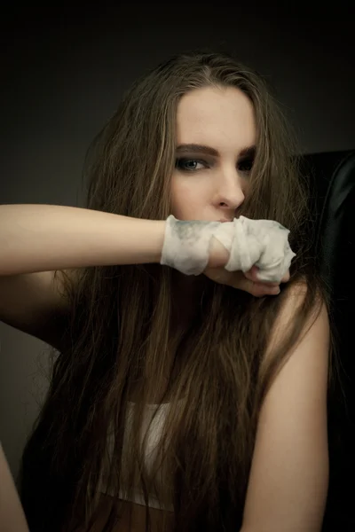 Длинноволосая красавица с кулаками — стоковое фото