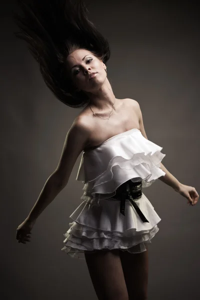 豪華なブルネットの女性ダンス — ストック写真