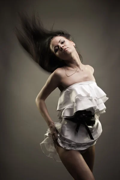 Prachtige brunette vrouw dansen — Stockfoto