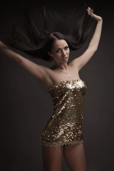 화려한 갈색 머리 여자 춤 — 스톡 사진