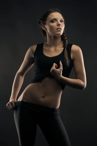 Portrét nádherná bruneta v sportovní styl — Stock fotografie