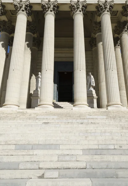 Front steps of courthouse — Stock Photo, Image
