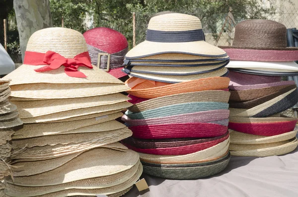 Chapeaux de paille empilés sur le marché Photo De Stock