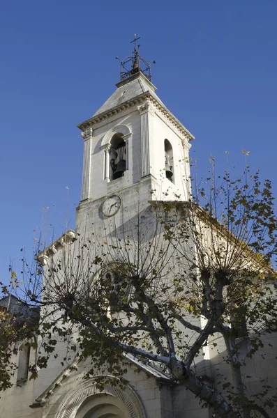 Beaumes ・ ド ・ ヴニーズ、フランスの教会の尖塔 — ストック写真