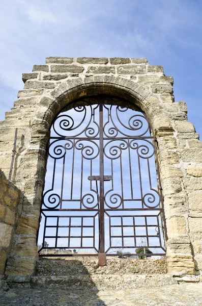 Обширные средневековые ворота в Провансе, Франция — стоковое фото