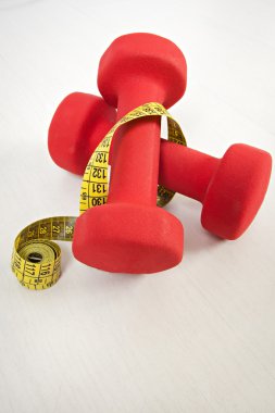 Dumbbell ve teyp/beyaz izole ölçme