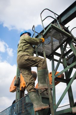 yağ pompası üzerinde petrol sektöründe çalışan