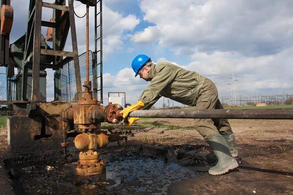 Lucrător în industria petrolieră pe pompa de petrol — Fotografie, imagine de stoc