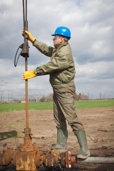 油ポンプで石油産業の労働者 — ストック写真