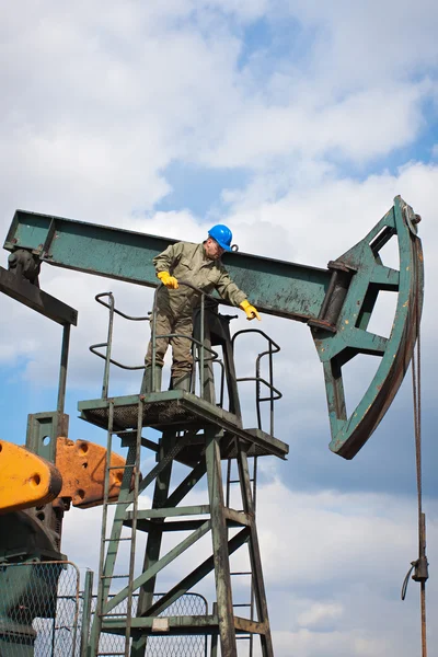 Yağ pompası üzerinde petrol sektöründe çalışan — Stok fotoğraf