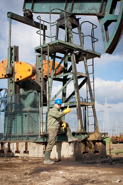 Trabajador en la industria petrolera en la bomba de aceite — Foto de Stock