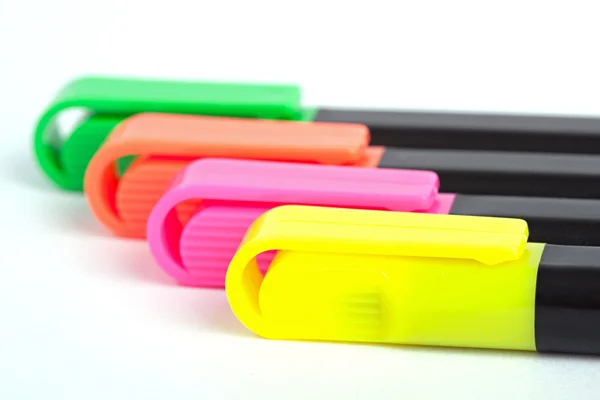 Kleurrijke markeringen pennen geïsoleerd — Stockfoto