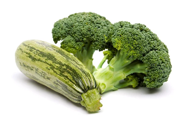 Zucchini und Brokkoli auf weißem Hintergrund — Stockfoto