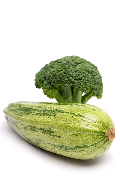 Abobrinha e brócolis sobre fundo branco — Fotografia de Stock