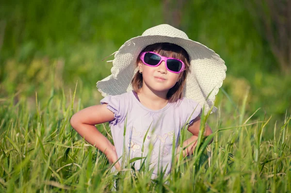 Красивая маленькая девочка в шляпе на зерновом поле — стоковое фото