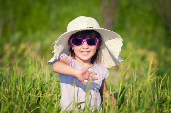 Una hermosa niña con un sombrero en un campo de grano —  Fotos de Stock