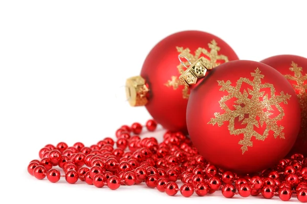 Tema de Natal com bolas vermelhas e listras vermelhas no fundo branco — Fotografia de Stock