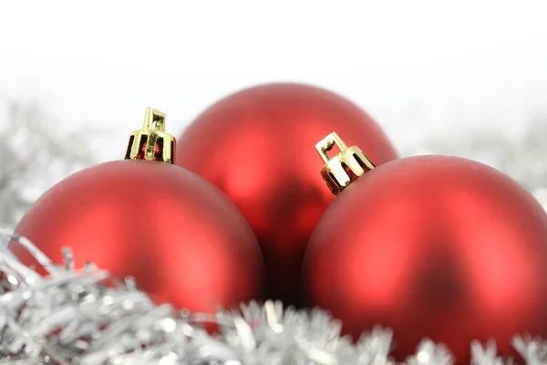 Vánoční téma s červenou koulí a stříbrné pruhy na bílém pozadí — Stock fotografie