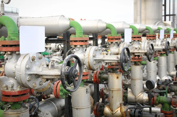 Raffinering av olja och gas, ventil för olja — Stockfoto