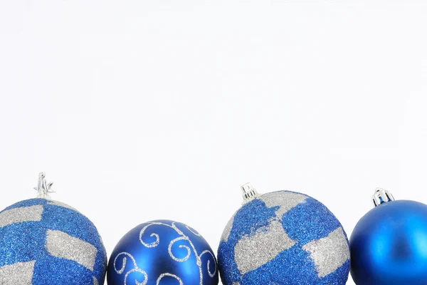 Bola de Navidad en decoración azul . — Foto de Stock