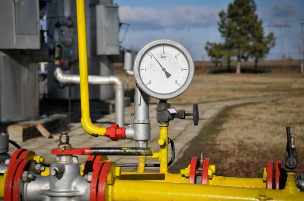 Manómetros línea de gas a presión con válvula — Foto de Stock