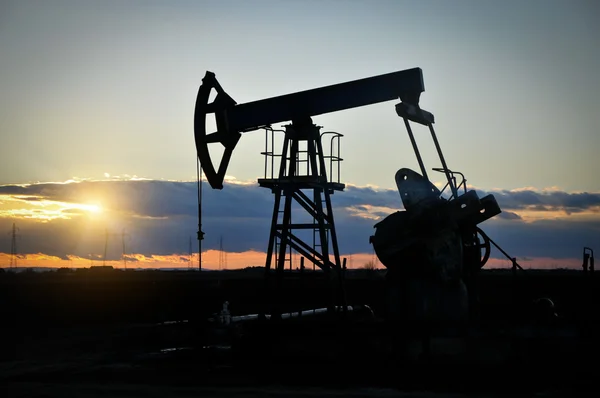 Oljepump jack på solnedgången — Stockfoto