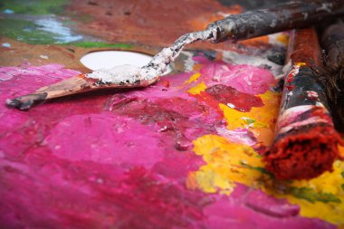 Palet ve boya yağlı boya fırçaları