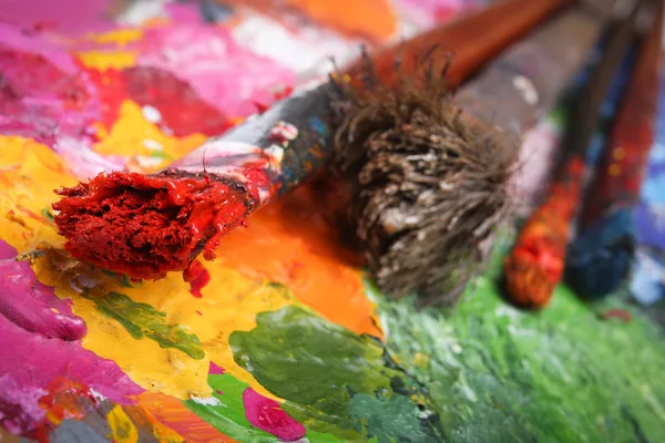 Oil paints palette and paint brushes — Stock Photo, Image