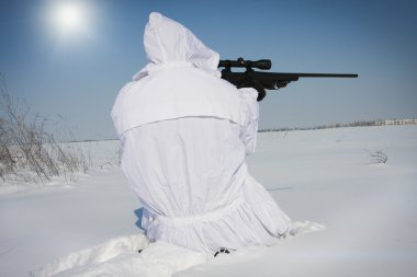 keskin nişancı ile takım elbise kamuflaj avcı beyaz