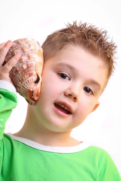 Çocuk ve deniz hayvanı kabuğu — Stok fotoğraf