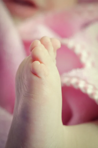 Vista close-up de recém-nascidos pés de bebê — Fotografia de Stock