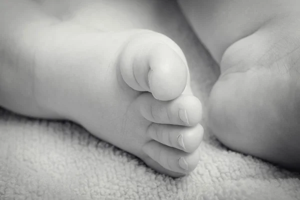 初生婴儿的脚的特写视图 — 图库照片
