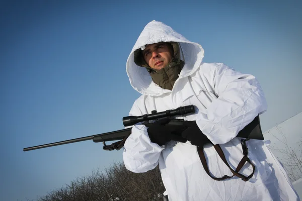 Hunter w biały kamuflażu garnitur z snajpera — Zdjęcie stockowe