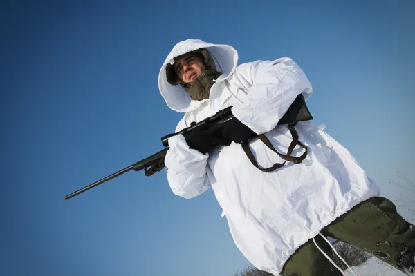 Hunter en traje de camuflaje blanco con francotirador — Foto de Stock